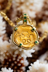 Seville 2 escudos pendant 1615-1621 set in 18K yellow gold bezel with emeralds pirate coin