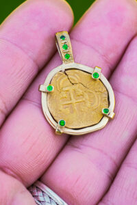 1592-1615 Seville 2 Escudos 14K Gold Pendant with Emeralds